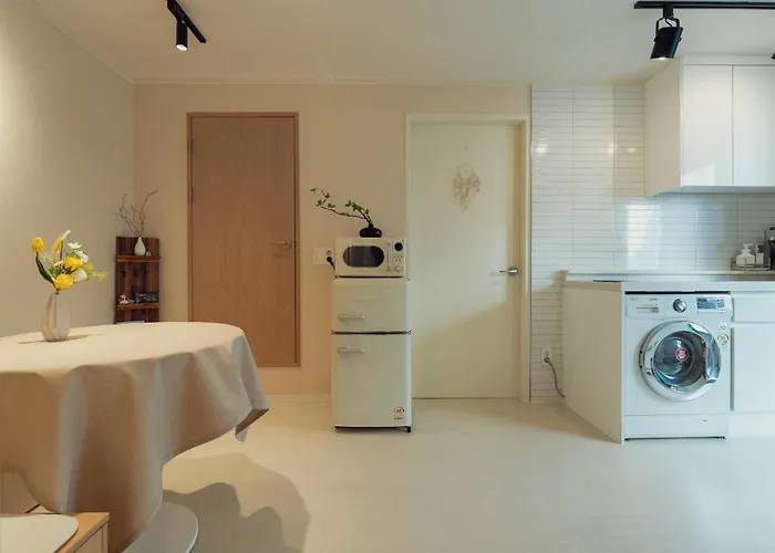 Jini Linen House Hongdae, 2br & 3 Queen Beds Апартаменты Сеул