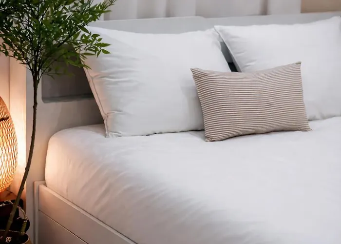 Jini Linen House Hongdae, 2br & 3 Queen Beds Апартаменты *