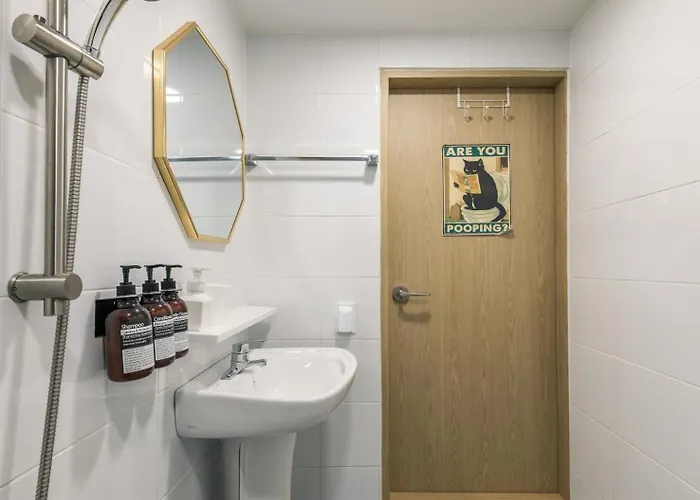 Jini Linen House Hongdae, 2br & 3 Queen Beds *