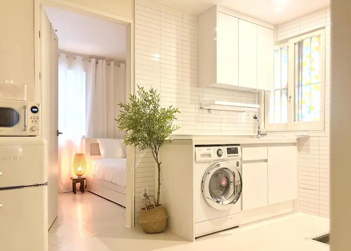 Jini Linen House Hongdae, 2br & 3 Queen Beds Апартаменты *