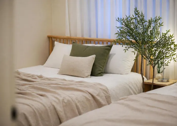 Jini Linen House Hongdae, 2br & 3 Queen Beds Сеул