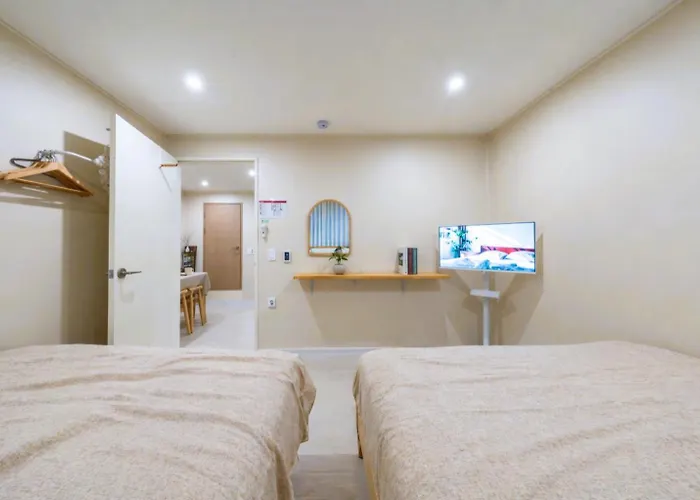 Jini Linen House Hongdae, 2br & 3 Queen Beds Апартаменты *