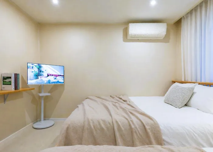 Jini Linen House Hongdae, 2br & 3 Queen Beds