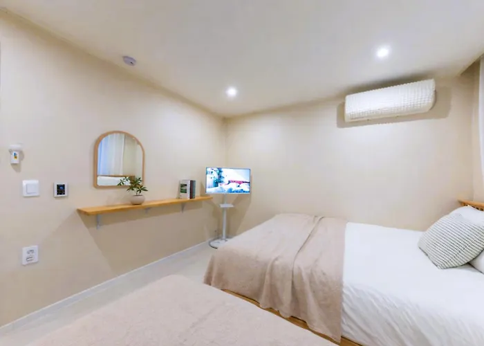 Апартаменты Jini Linen House Hongdae, 2br & 3 Queen Beds