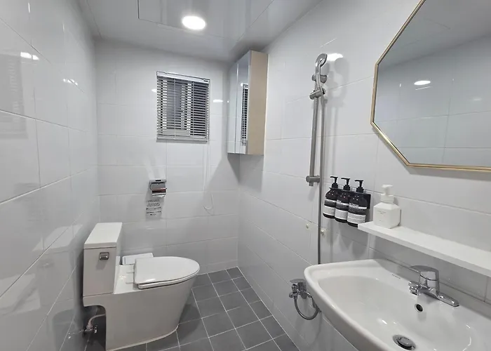 Jini Linen House Hongdae, 2br & 3 Queen Beds Апартаменты Сеул