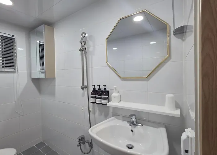 Jini Linen House Hongdae, 2br & 3 Queen Beds *