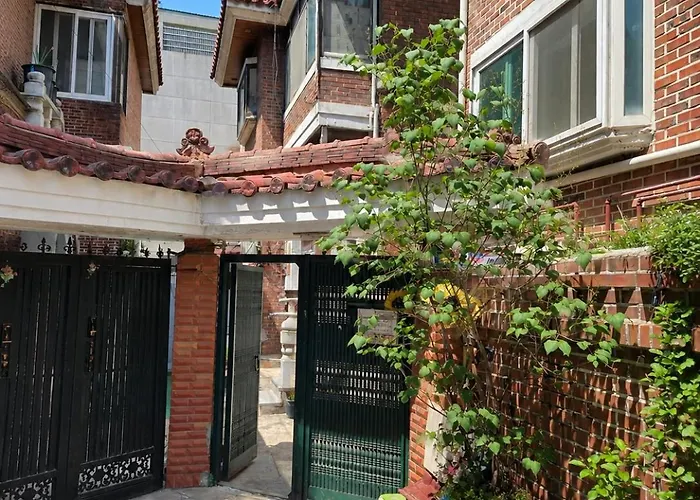 Jini Linen House Hongdae, 2br & 3 Queen Beds Апартаменты Сеул